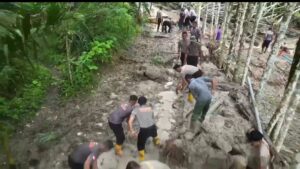 Di Tengah Lumpur dan Harapan, Polri Bersama Warga Buka Akses Jalan Kampung Setie Pascabencana