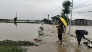 Cikarang Timur Dikepung Banjir, Sekcam Aris Sadikin Tinjau Langsung Titik Terdampak