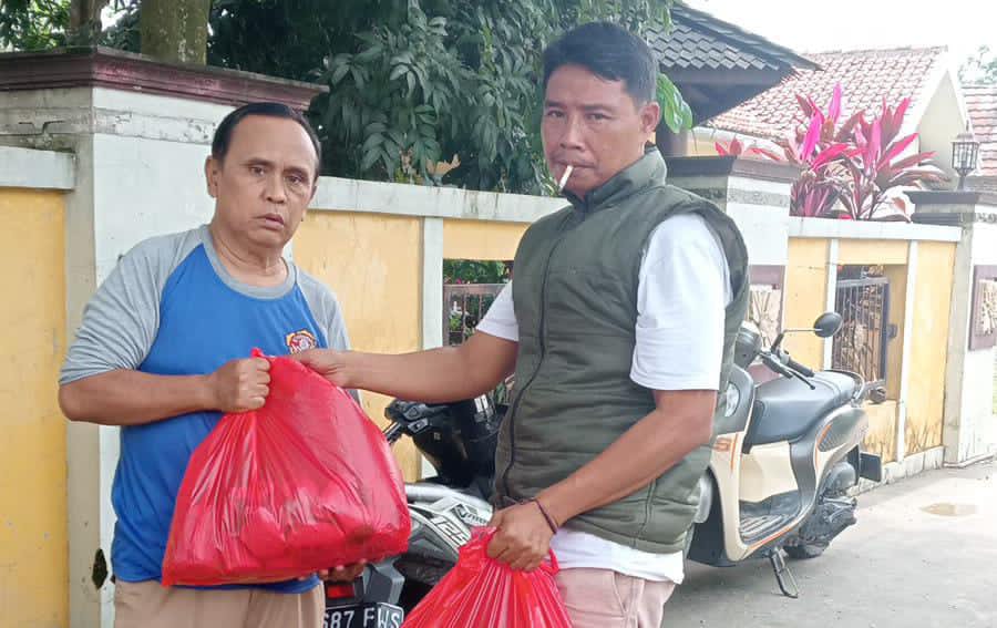 Wujud Kepedulian, Istri Kades Labansari Turun Tangan Masak untuk Korban Banjir