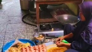 Wujud Kepedulian, Istri Kades Labansari Turun Tangan Masak untuk Korban Banjir