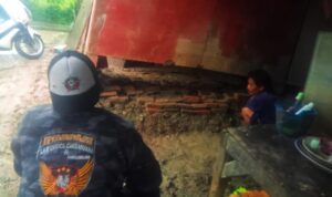 Pasca Banjir, Karang Taruna Desa Labansari Tinjau Rumah Nyaris Ambruk di Kampung Jatijaya