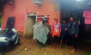 Pasca Banjir, Karang Taruna Desa Labansari Tinjau Rumah Nyaris Ambruk di Kampung Jatijaya