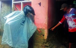 Pasca Banjir, Karang Taruna Desa Labansari Tinjau Rumah Nyaris Ambruk di Kampung Jatijaya