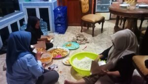 Wujud Kepedulian, Istri Kades Labansari Turun Tangan Masak untuk Korban Banjir