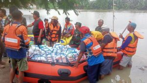 Sinergi TNI dan MBG Pasirsari 3.000 Paket Makanan Siap Saji Disalurkan untuk Korban Banjir Labansari