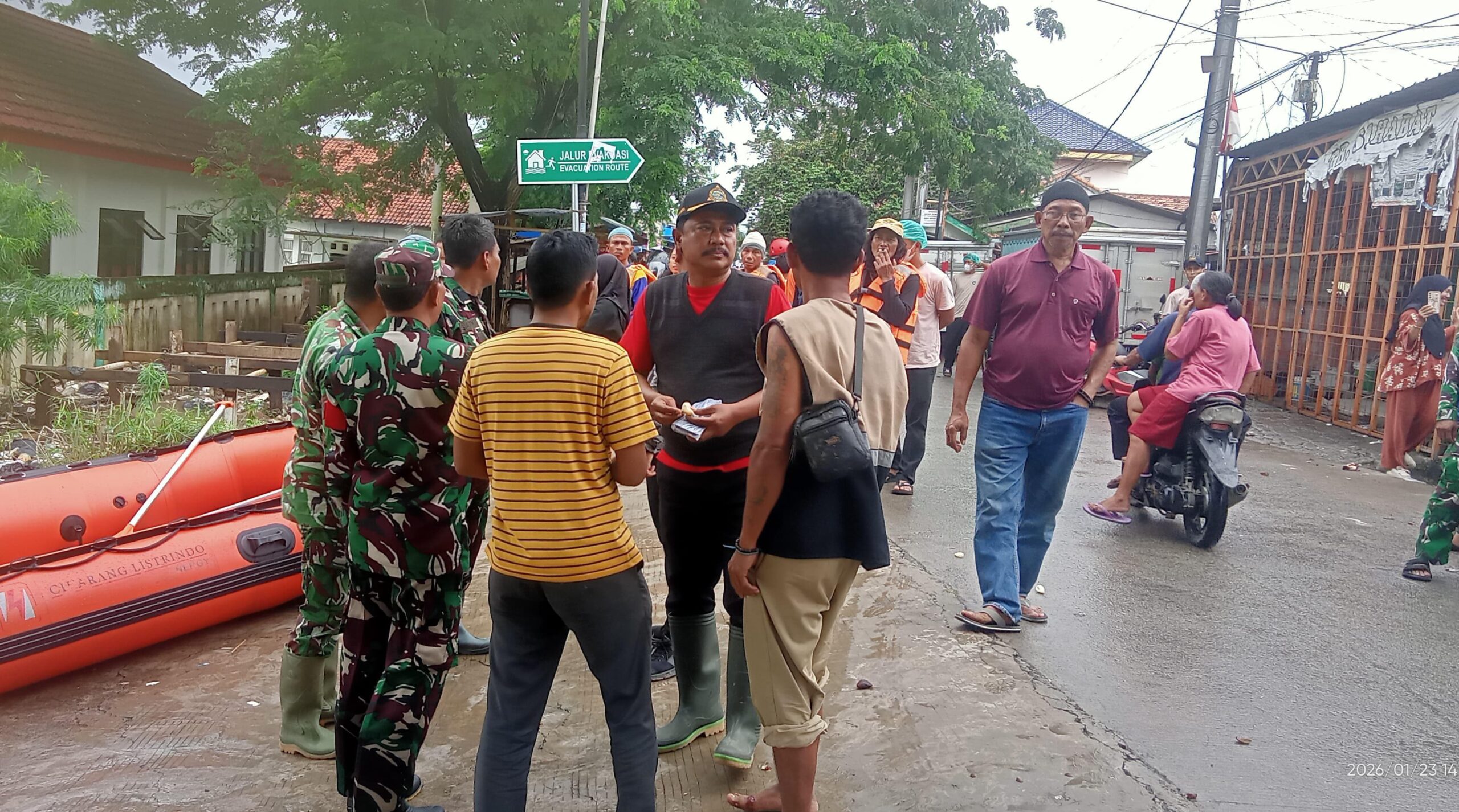 Sinergi TNI dan MBG Pasirsari 3.000 Paket Makanan Siap Saji Disalurkan untuk Korban Banjir Labansari