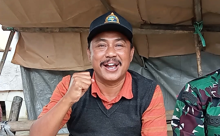 Pengabdian Tanpa Batas Di Penghujung Jabatan, Kades Labansari H. Amak Gozali Tetap Terjang Banjir Demi Warga