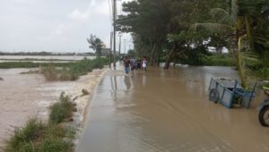 Pengabdian Tanpa Batas Di Penghujung Jabatan, Kades Labansari H. Amak Gozali Tetap Terjang Banjir Demi Warga