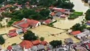 Debit Air Citarum Meningkat Sekcam Cikarang Timur dan Danramil 09 Lemah Abang Tinjau Banjir Labansari