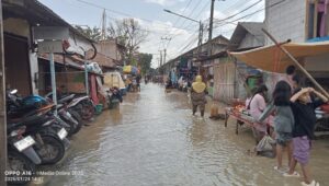 Pengabdian Tanpa Batas Di Penghujung Jabatan, Kades Labansari H. Amak Gozali Tetap Terjang Banjir Demi Warga