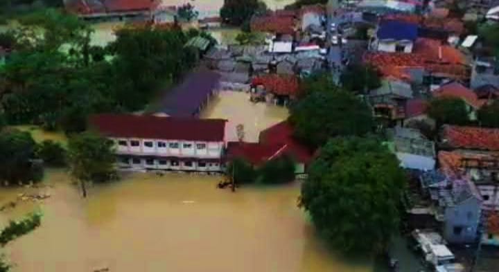Waspada Jalan Penghubung Bojong-Cipayung Terkikis Akibat Banjir