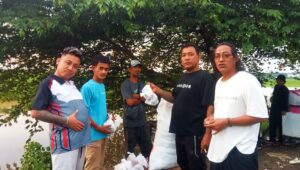 Peduli Korban Banjir Ponpes Al-Jailani Firdaus Bagikan 1000 Nasi Bungkus untuk Warga Kedungwaringin