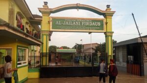 Peduli Korban Banjir Ponpes Al-Jailani Firdaus Bagikan 1000 Nasi Bungkus untuk Warga Kedungwaringin