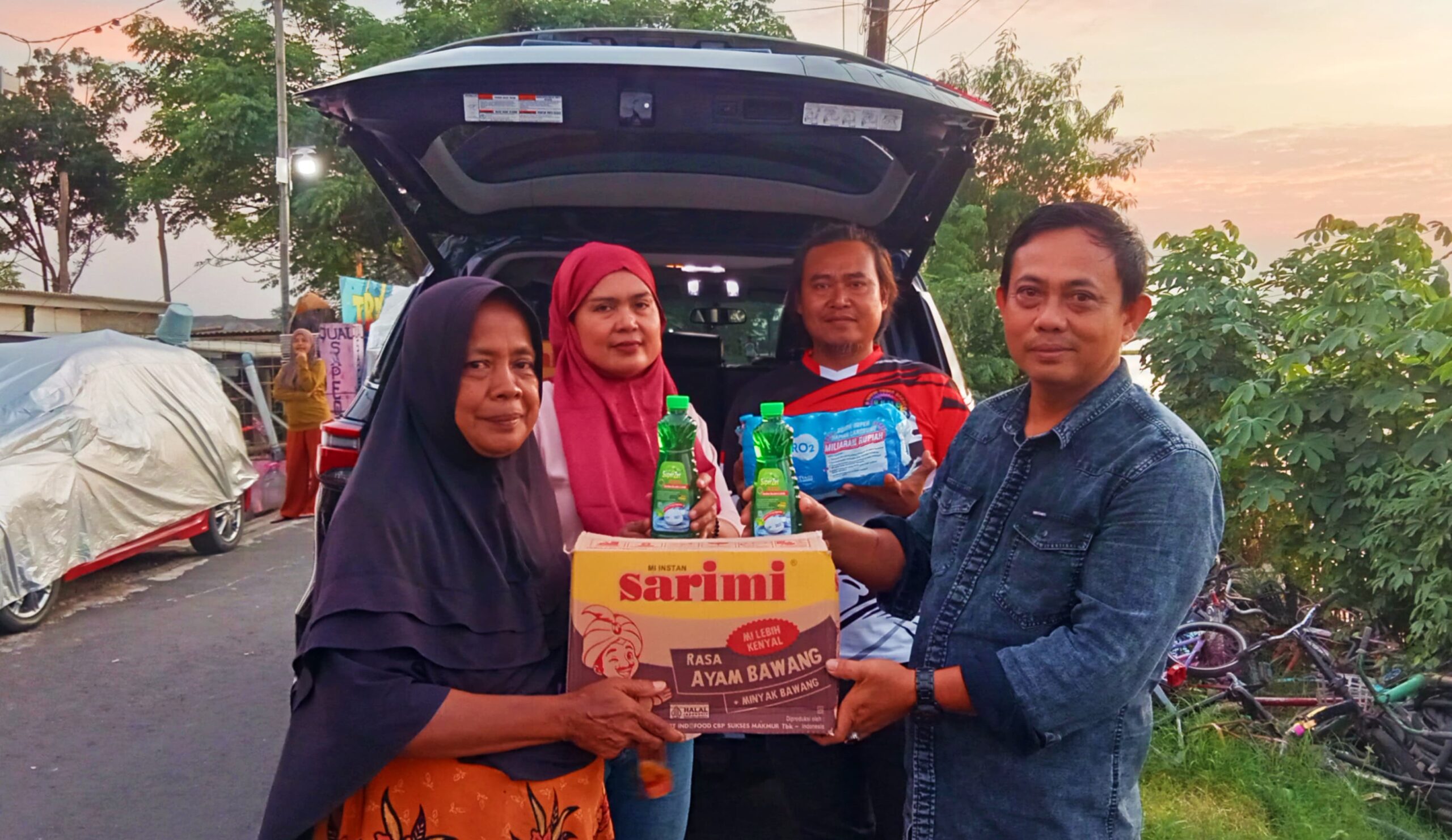 Direktur Utama PT Duta Mega Cemerlang Terjun Langsung Bantu Korban Banjir Bekasi