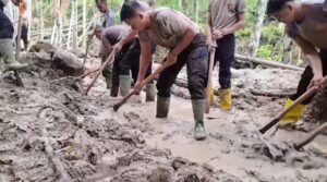 Di Tengah Lumpur dan Harapan, Polri Bersama Warga Buka Akses Jalan Kampung Setie Pascabencana