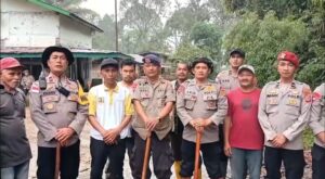 Di Tengah Lumpur dan Harapan, Polri Bersama Warga Buka Akses Jalan Kampung Setie Pascabencana