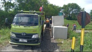 Sinergi Pemdes Tanjungbaru dan PT Jababeka Perbaiki Akses Jalan Rawagebang yang Terdampak Banjir