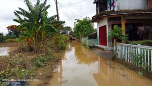 Aksi Nyata Pasca Banjir Ibu Memey dan Bapak Yadi Kirim Bantuan untuk Warga Kampung Nanggewer
