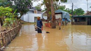 Aksi Nyata Pasca Banjir Ibu Memey dan Bapak Yadi Kirim Bantuan untuk Warga Kampung Nanggewer