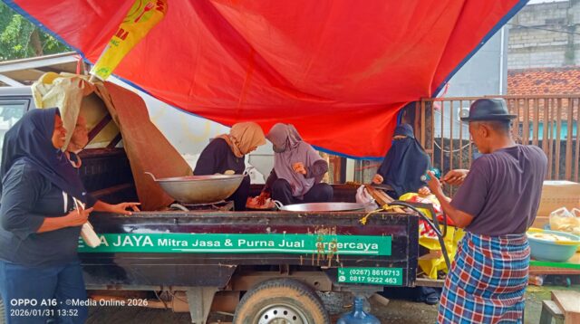 Aksi Nyata Pasca Banjir Ibu Memey dan Bapak Yadi Kirim Bantuan untuk Warga Kampung Nanggewer