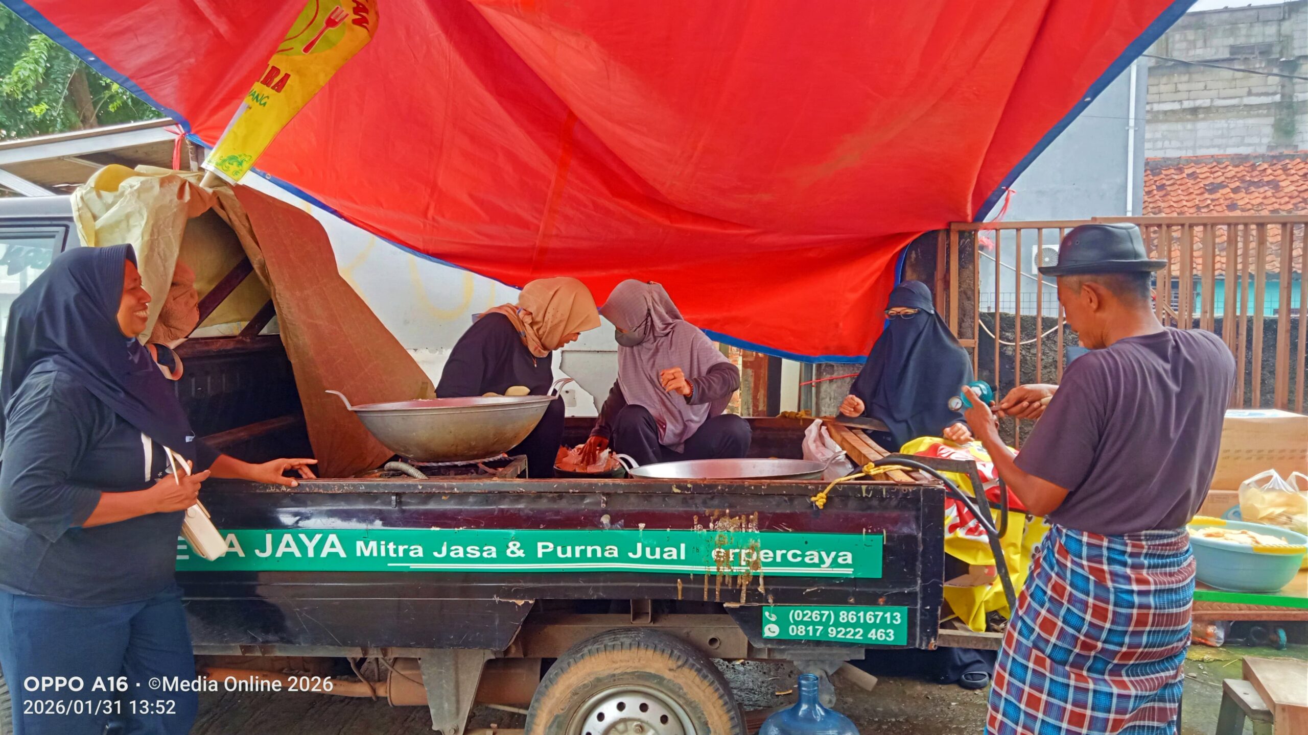 Aksi Nyata Pasca Banjir Ibu Memey dan Bapak Yadi Kirim Bantuan untuk Warga Kampung Nanggewer