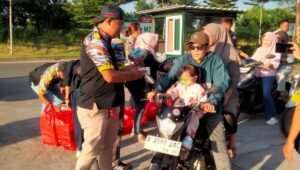 Pembagian 1.000 Takjil Gratis Meriahkan HUT ke-24 LSM GMBI DiPodomoro Tenjo