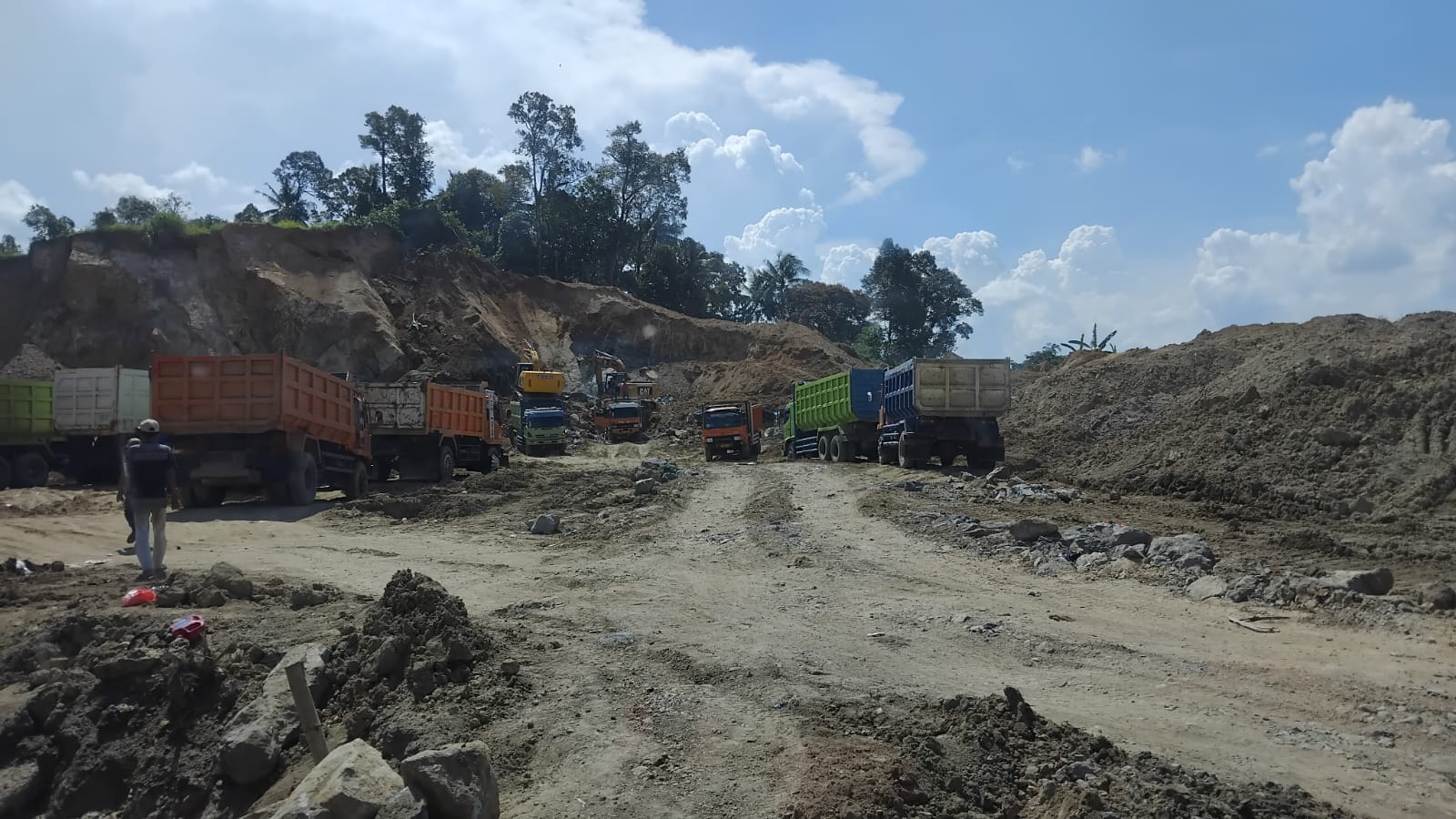 Diduga Tak Tersentuh APH dan Satpol PP, Aktivitas Galian C milik Haji Suro Beroperasi Bebas Diwilayah Desa Cipinang