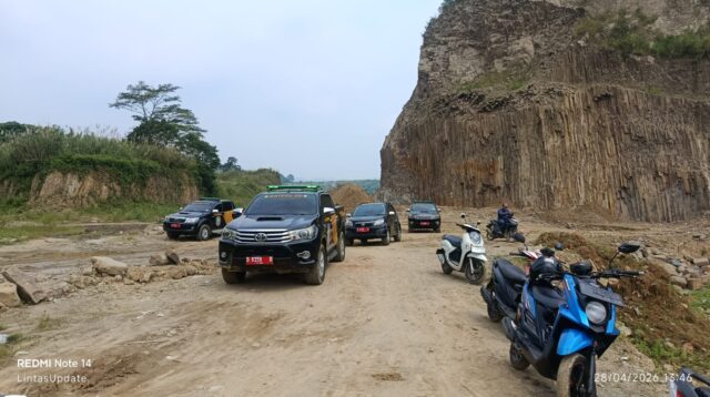 Satpol PP Jawa Barat Segel Tambang Ilegal di Cigudeg, Alat Berat Dipasang PPNS Line